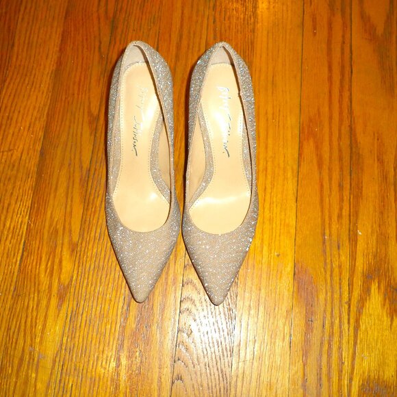 NIB! Betsy Johnson Holiday Silver/Champagne Glitter Heels, Sz.6 - Picture 2 of 4